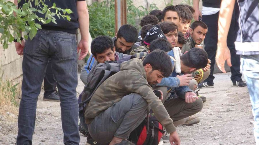 Van'da 20 d�zensiz g��men yakaland�