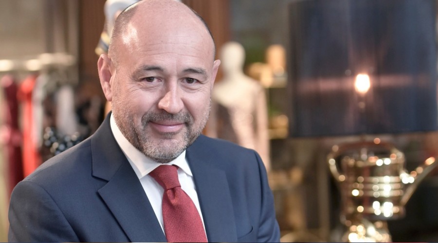 Vatanda� bo�az�ndan ve k�yafetinden k�st�, mobilya ald�
