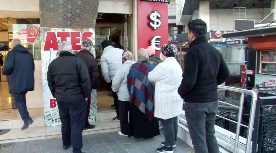 Vatandaşlar bu kez döviz alım kuyruğunda
