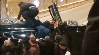 Vatandaşlar kapıyı açtı, yaralılar aracın üstüne çıktı