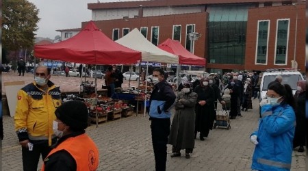 Vatandaşlar pazara grup grup alındı