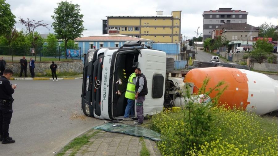 Viraj� alamayan beton mikseri devrildi