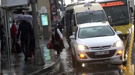 Yağış İstanbul trafiğinin yoğunluğunu artırdı