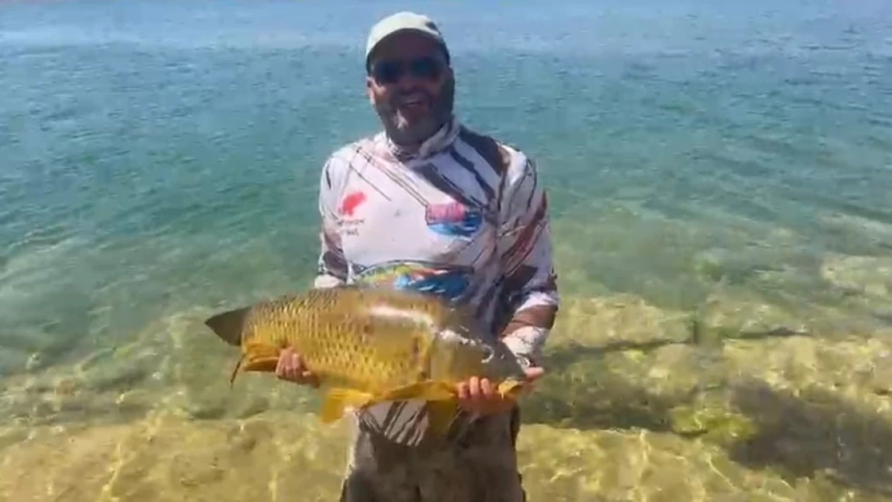 Yakalad��� 15 kiloluk sazan� tekrar suya b�rakt�