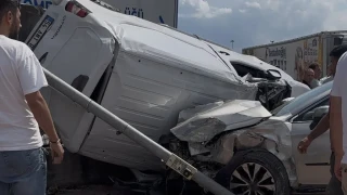 Yan yatan panelvan, duvar ile SUV aras�nda kald�