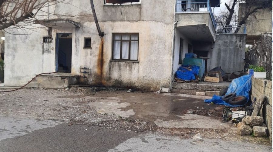 Yang�n� fark eden o�lu annesini alevlerin aras�nda kalmaktan kurtard�