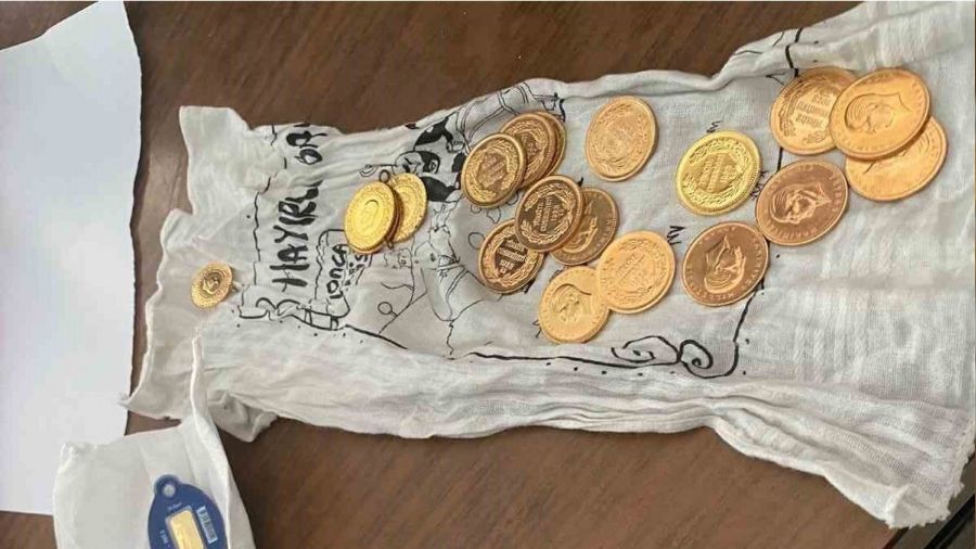 Yardım merkezine getirilen yorgandan çok sayıda altın çıktı