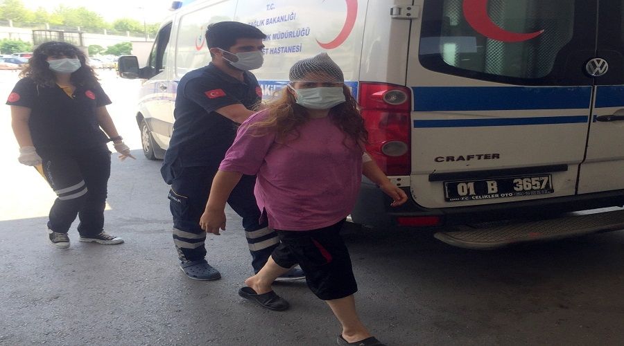 Yemek tart��mas� ��kt�, gelin kay�npederini b��aklad�