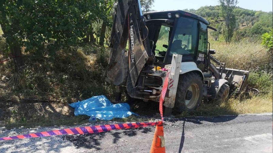Yol çalışmasını izlerken iş makinesinin altında kaldı