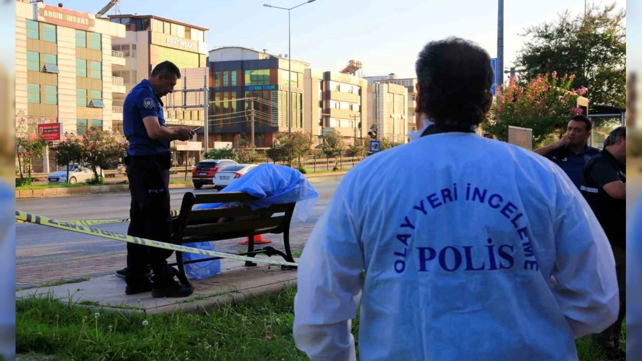 Yol kenarındaki bankta ölü bulundu