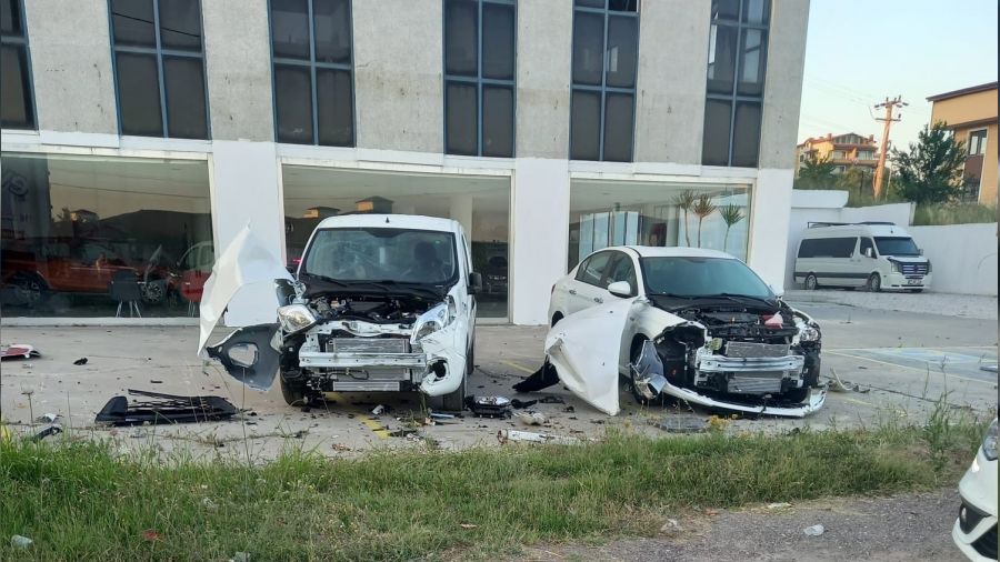 Yoldan ��kan kamyon 2 s�f�r arac� pert etti
