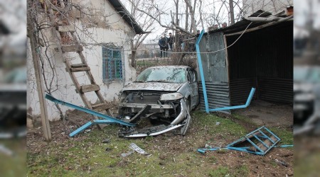Yoldan çıkan otomobil bahçeye uçtu