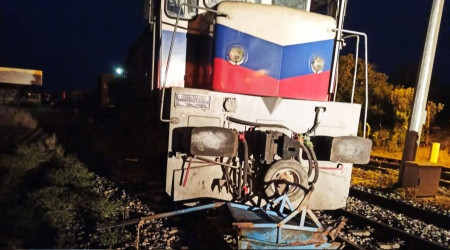 Yük treni eşek arabasına çarptı