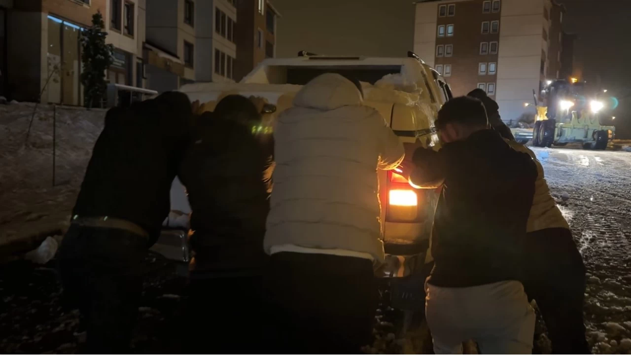 Yüksekova'da yollar piste döndü: Sürücülerin yokuşla imtihanı