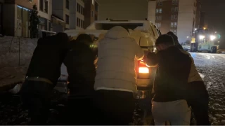 Yüksekova'da yollar piste döndü: Sürücülerin yokuşla imtihanı