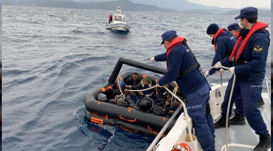 Yunan unsurlarınca itilen 14 göçmen kurtarıldı