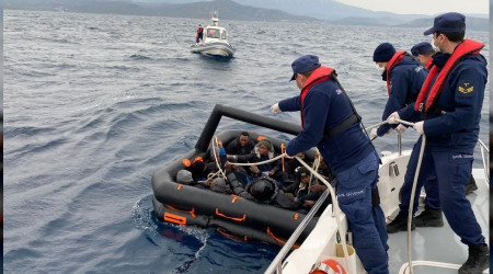 Yunan unsurlarınca itilen 14 göçmen kurtarıldı