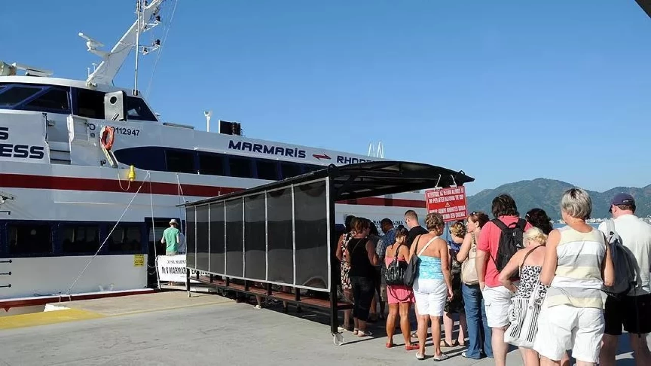 Yunanistan Başbakanı Miçotakis, adalara gelen tüm yolculardan ek ücret alınacağını ve konaklama vergilerinin artırılacağını açıkladı