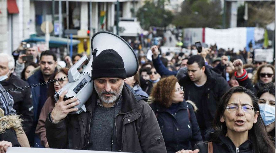 Yunanistan'da sağlık çalışanları yine sokaklarda