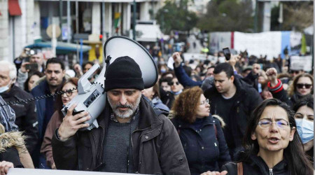 Yunanistan'da sağlık çalışanları yine sokaklarda