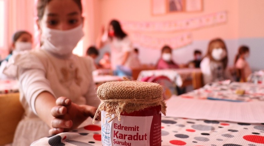 Yüz yüze eğitim 'Edremit Karadut Şurubu' ile başladı