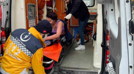 Yüzmek için denize giren kadın boğulmaktan son anda kurtuldu