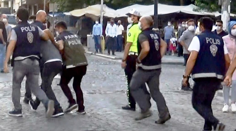 Zabıtaara saldıran seyyar satıcılar gözaltına alındı