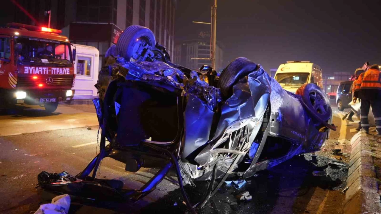 Zeytinburnu E-5 Karayolu'nda feci kaza: 1'i ağır 4 yaralı
