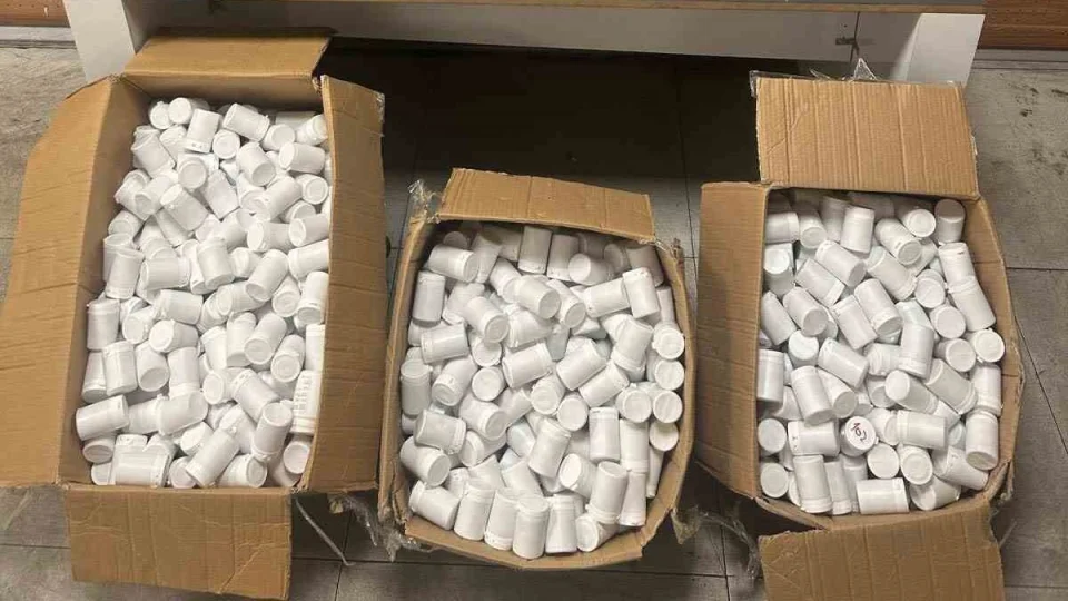 Zeytinburnu'nda 60 bin sentetik ecza hap ele ge�irildi