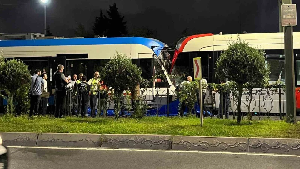 Zeytinburnu'nda iki tramvay �arp��t�: 9 yaral�