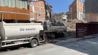 Zeytinburnu'nda y�k�m s�ras�nda 4 katl� bina aniden ��kt�