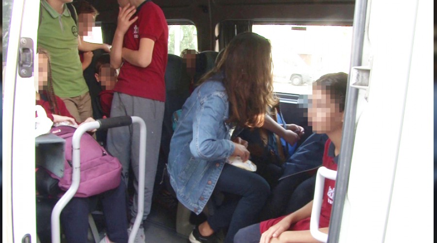 20 ki�ilik serviste 30 ��renci