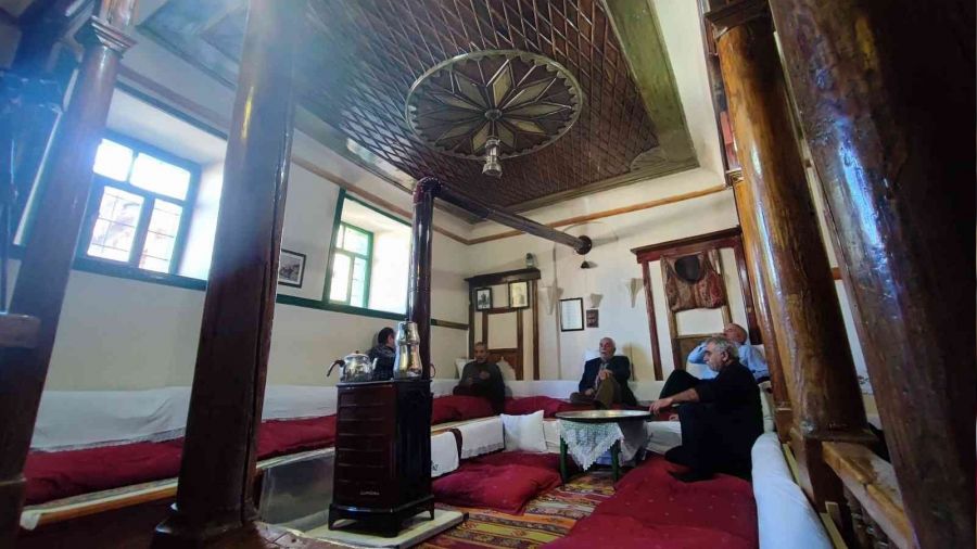 3 asırlık odada 3 asırdır köy sohbetleri yapılıyor