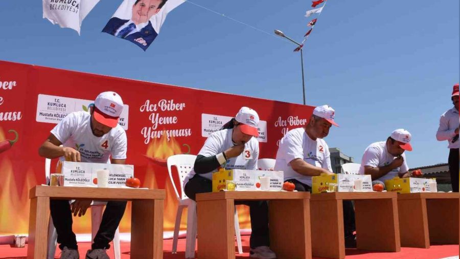 3 dakikada en çok acı biberi yiyebilmek için kıyasıya yarıştılar