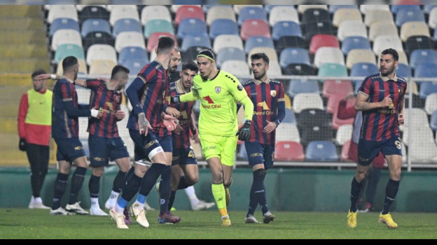 3 futbolcu sakatl���n� atlatt�