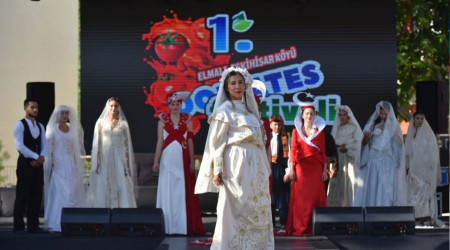 300 yıllık Elmalı gelinliği defileye çıktı