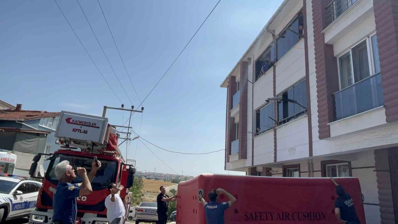 4 aylık bebeği rehin aldı, 'yaklaşmayın' dedi