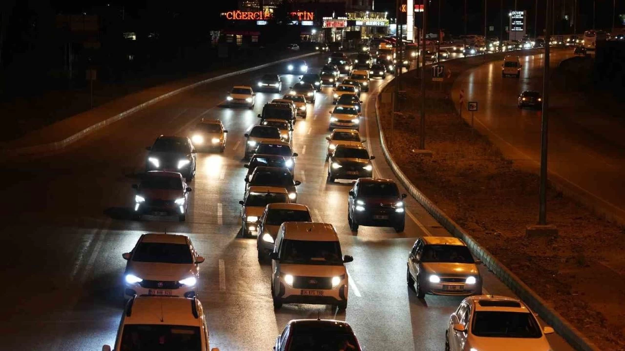43 ilin ge�i� g�zergah�nda gece yar�s� trafik yo�unlu�u b�yle g�r�nt�lendi