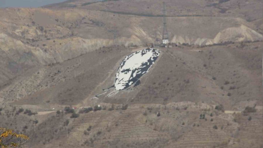 600 ton tala yaplan ve uzaydan grlebilen Atatrk portresi yenilendi