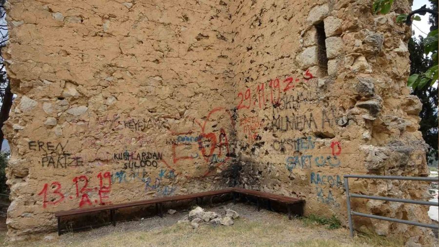 700 yıllık tarihi kaleyi spreylerle boyadılar