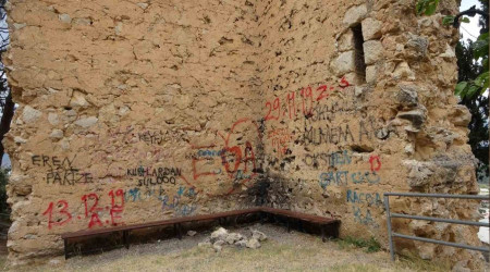 700 yıllık tarihi kaleyi spreylerle boyadılar