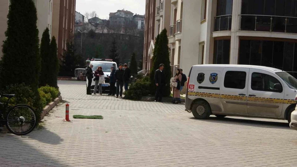 8'inci kattaki balkondan d��en gen� hayat�n� kaybetti