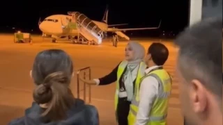A Jet pilotu, 'Uçuş sürem doldu' dedi, yolcular isyan etti