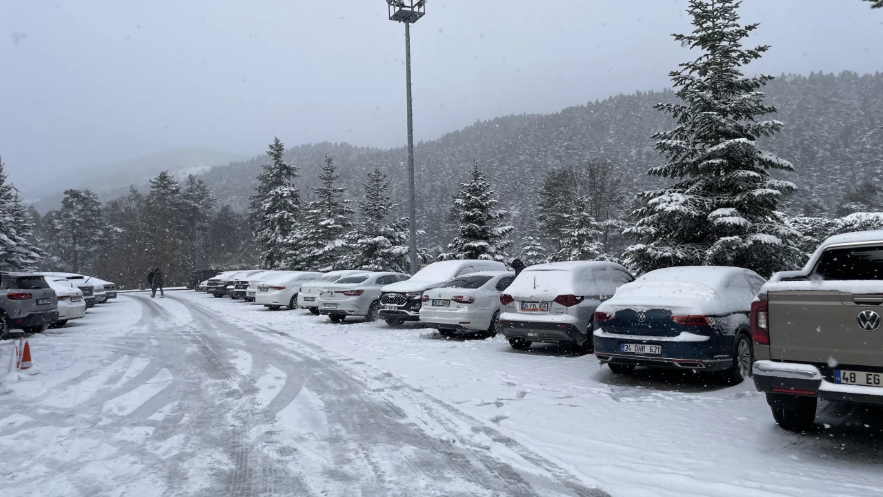 Abant'ta kar kalınlığı 10 santimetreye ulaştı
