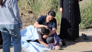 Acılı anne boğularak ölen oğlunun başını son kez okşadı