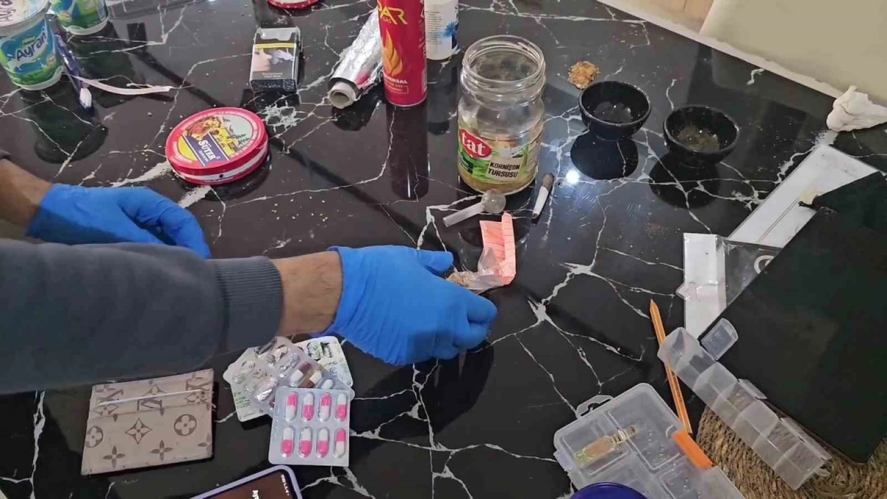 Adana uyu�turucu k�skac�nda... 50 torbac� tutukland�