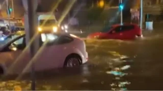 Adana ya�mura teslim oldu, ara�lar ilerlemekte g��l�k �ekti