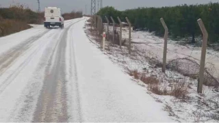 Adana'da dolu ya�d�, yollar ve tarlalar beyaza b�r�nd�