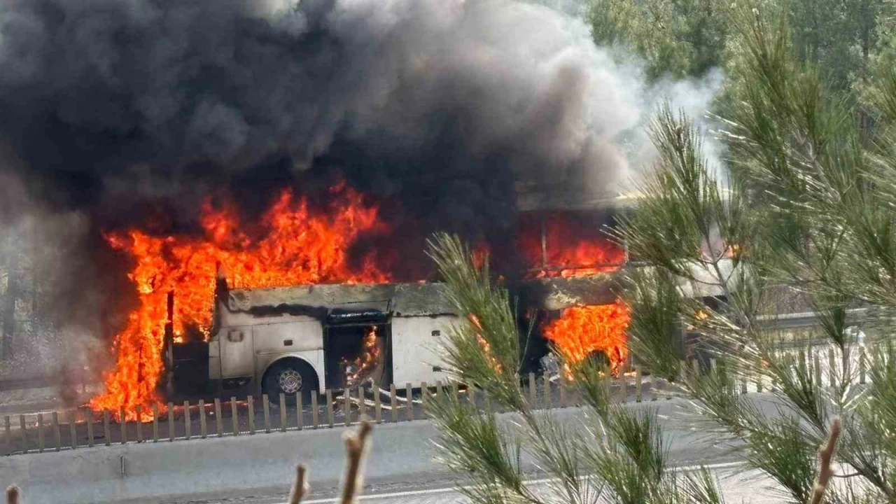 Adana'da faciadan dönüldü: Yolcu otobüsü alev alev yandı