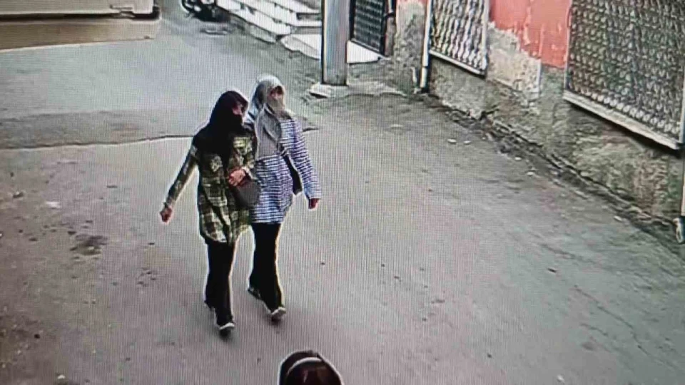 Adana'da kad�n h�rs�zlar 670 bin TL'lik alt�n �ald�